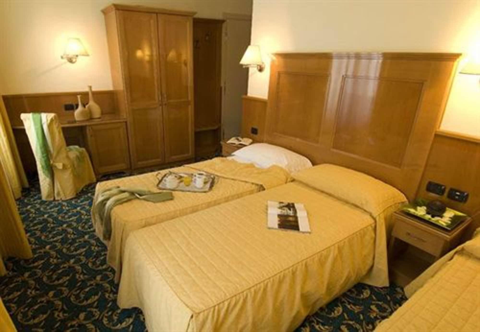 Hotel Cinque Giornate Milan Exterior photo